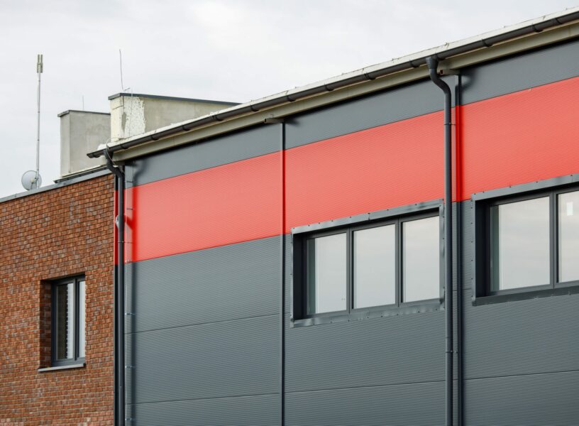 budynek z paneli ściennych