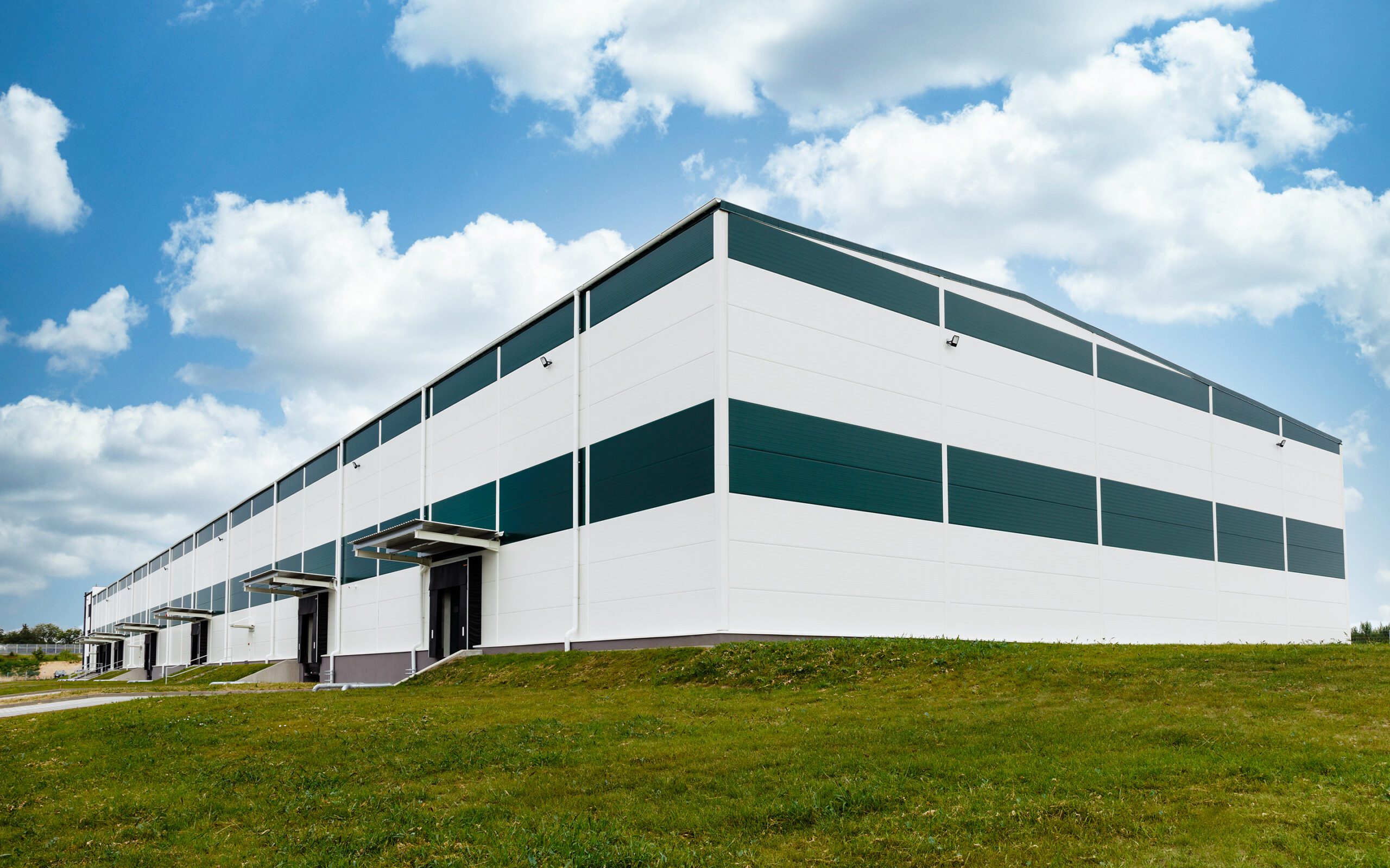 budynek z paneli ściennych